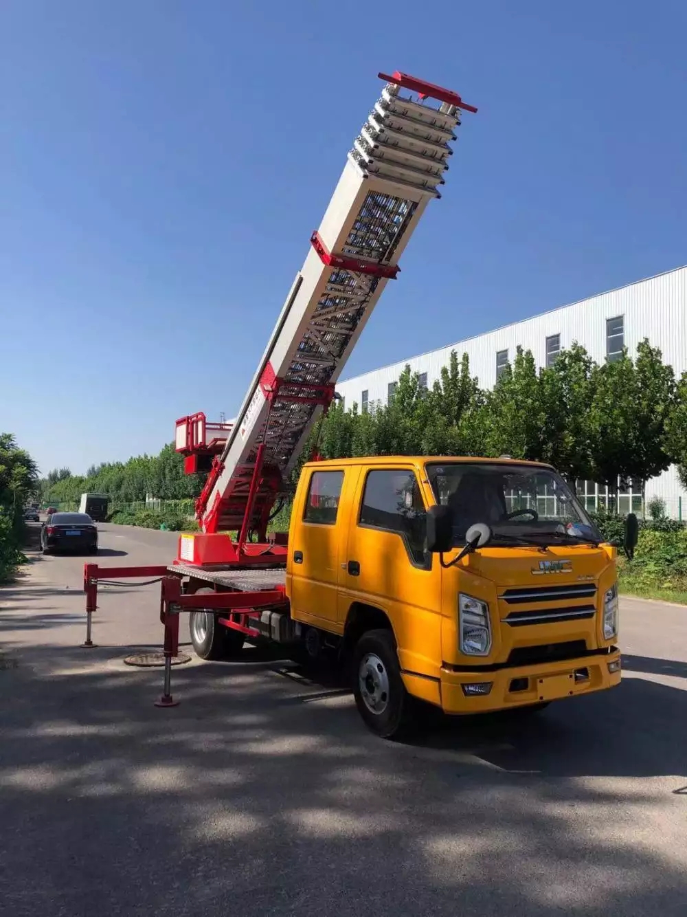 老城附近的云梯车出租服务：轻松解决高空作业需求