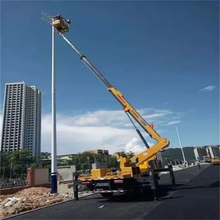 老城维修路灯的曲臂升降车出租