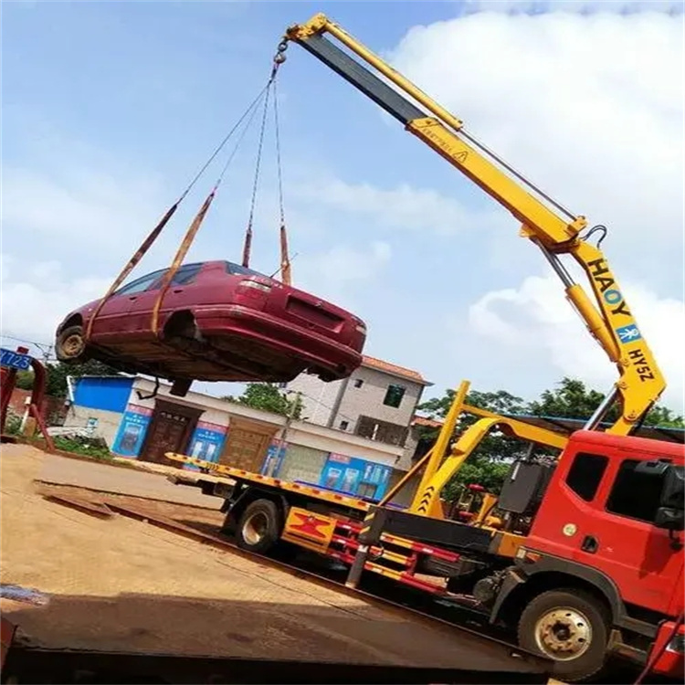 老城吊车吊汽车的正确方法